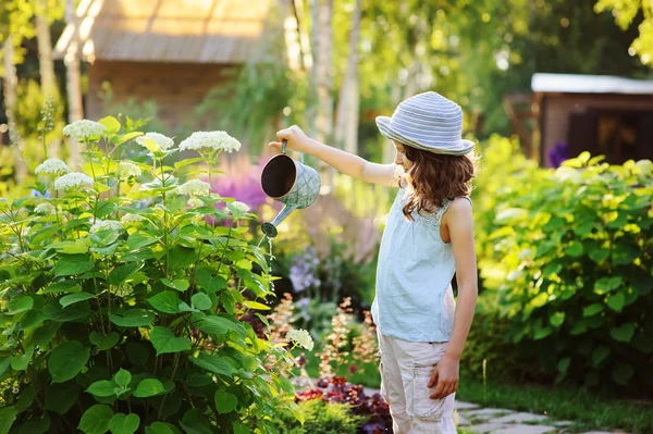 Oynayan Güneşli Yaz Bahçesinde Küçük Bahçıvan Sulama Ortanca Bush Küçük — Stok fotoğraf