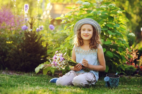 Bambina Felice Giocare Piccolo Giardiniere Estate Indossando Cappello Divertente Tenendo — Foto Stock