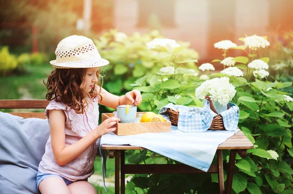 Ευτυχισμένο Παιδί Κορίτσι Πίνοντας Τσάι Λεμόνια Καλοκαιρινό Κήπο Πρωί — Φωτογραφία Αρχείου