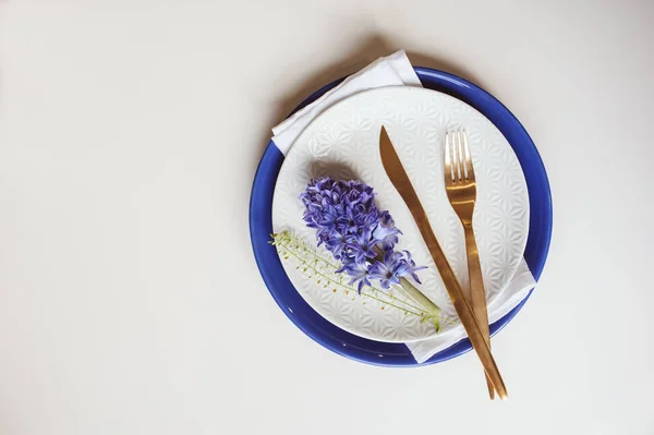 Påsklovet Festliga Matbord Med Plattan Blommor Gyllene Bestick Och Hyacint — Stockfoto
