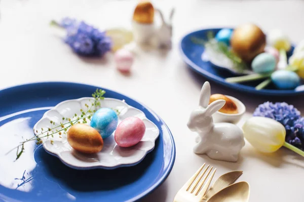 Διακοπές Γιορτινό Τραπέζι Του Πάσχα Χρυσή Μεταλλικά Μαχαιροπίρουνα Και Αυγά — Φωτογραφία Αρχείου