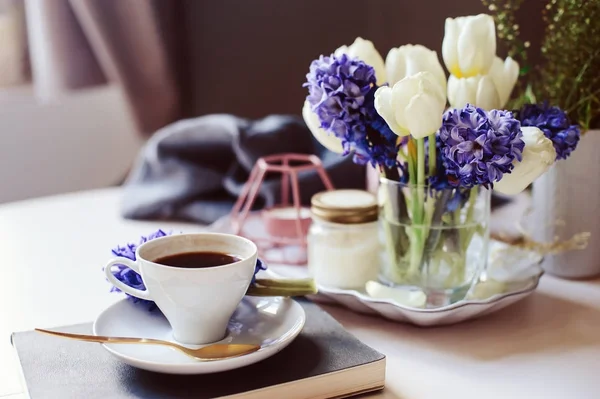 Wiosenny Poranek Domu Kubkiem Kawy Książki Kwiaty Białym Stole Sezonowe — Zdjęcie stockowe