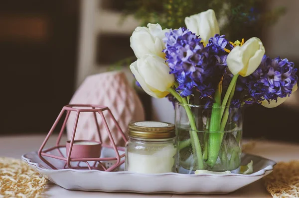 Jarní Dekorace Doma Stole Moderním Skandinávském Stylu Květinami Aromatických Svíček — Stock fotografie