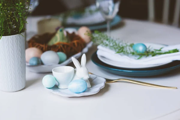 Wiosna Wielkanoc Świąteczny Stół Skandynawskim Stylu Nordyckim Utrzymany Kolorach Niebieskim — Zdjęcie stockowe