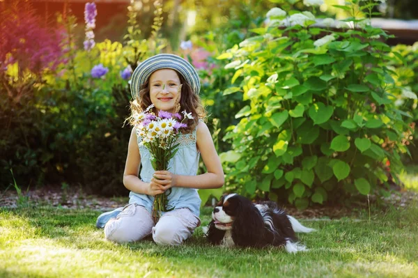 Bahçıvan Şapka Buket Çiçek Tutan Mutlu Kız Çocuk Rahatlatıcı Spaniel — Stok fotoğraf