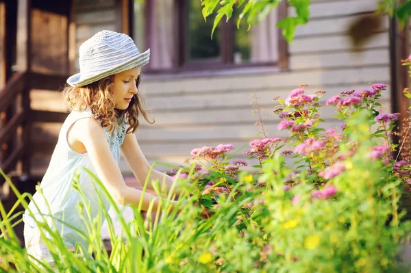 Malý Zahradník Dívka Dítě Pomáhající Ořez Výřez Tavolník Bush Letní — Stock fotografie