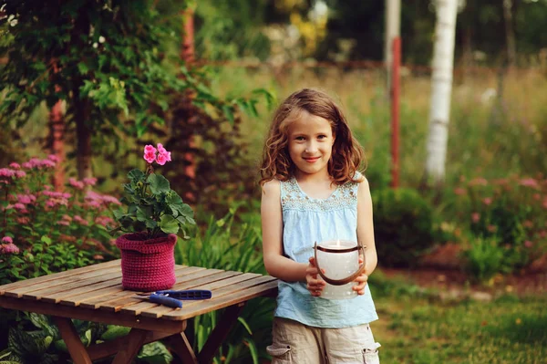 Niña Feliz Decoración Jardín Verano Noche Con Candelabro Sonriente Niño — Foto de Stock