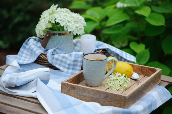 Colazione Estiva Bellissimo Giardino Fiorito Con Limone Ortensia Fiori Tavolo — Foto Stock