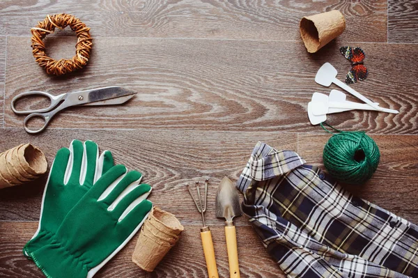 Frühjahrsgärtner Tischansicht Mit Werkzeug Handschuhen Torftöpfen Und Gartenetiketten Auf Braunem — Stockfoto