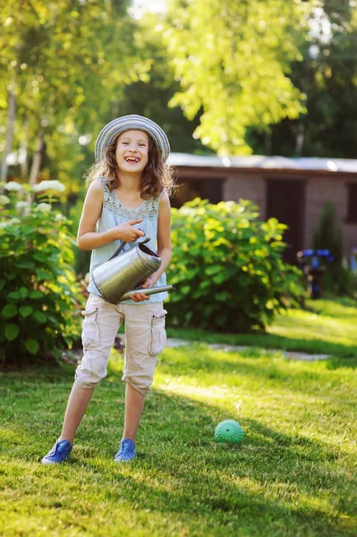 Boldog Gyermek Lány Játszik Locsolás Kertész Kalapban Függőleges Portréja Nyári — Stock Fotó