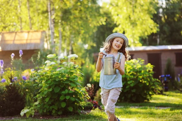 Niña Divertida Feliz Sombrero Jardinero Jugando Con Regadera Soleado Jardín — Foto de Stock