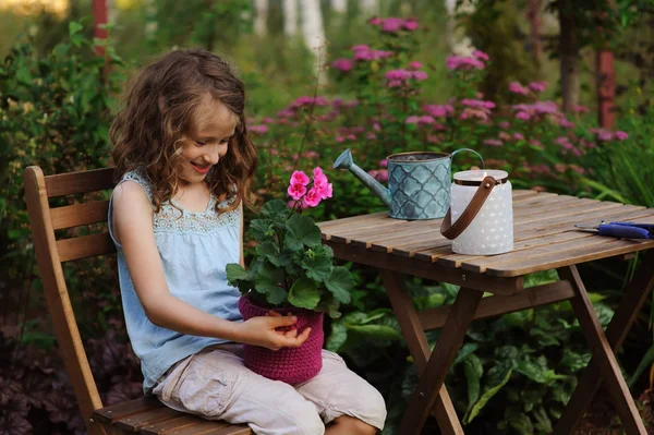 Rüya Gibi Mutlu Kız Çocuk Rahatlatıcı Tencerede Heranium Çiçekli Yaz — Stok fotoğraf