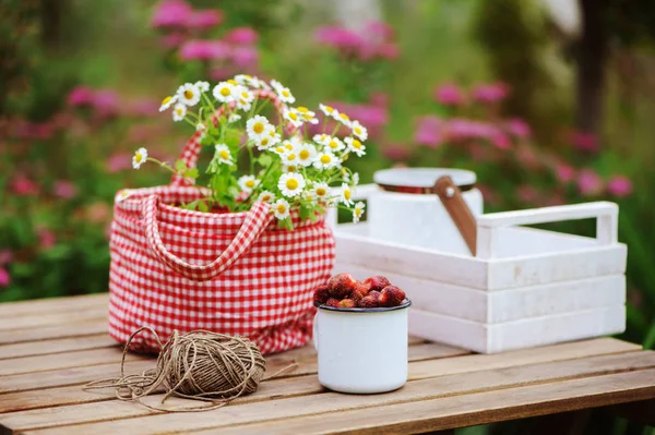 新鮮な 月または 月のガーデン シーンは 屋外の木製のテーブルに有機野生のイチゴとカモミールの花を選んだ 夏まだ生活 農場概念に住んでいる健康な国 — ストック写真