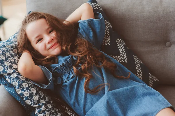可爱的快乐5岁的孩子在舒适的沙发上独自在家放松的小女孩 — 图库照片