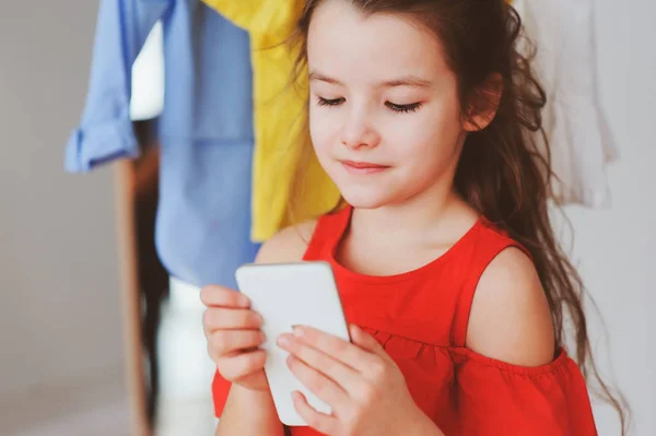 Kleines Mädchen Macht Selfie Beim Anprobieren Neuer Kleider Ihrem Kleiderschrank — Stockfoto