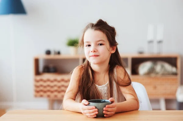 Heureuse Petite Fille Ans Qui Prend Petit Déjeuner Maison Matin — Photo