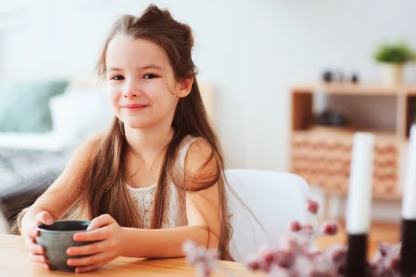 5岁的小女孩早上在家吃早饭 坐在桌边喝茶或热可可 现代斯堪的纳维亚内部的健康生活概念 — 图库照片
