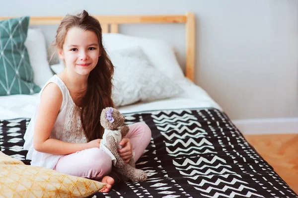 可爱的快乐的小女孩在家里放松 在她的房间在清晨的床上 微笑的孩子与泰迪熊享受舒适的周末 — 图库照片