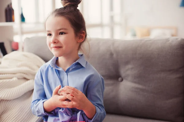 Aranyos Kis Gyermek Lány Tükör Kozmetikai Táska Ellenőrzés Frizurát Elkészíthet — Stock Fotó