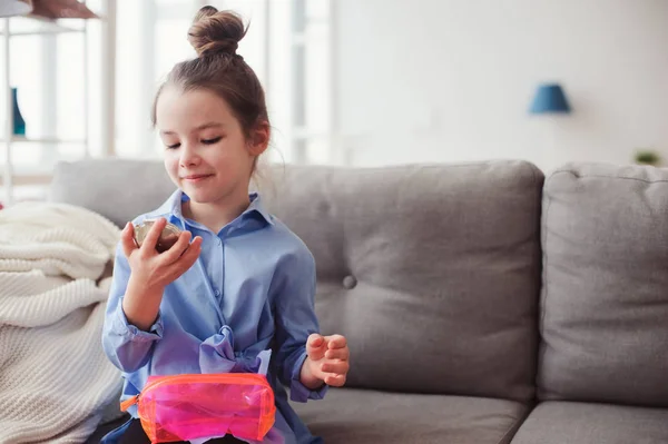 Mignonne Petite Fille Enfant Avec Miroir Sac Cosmétique Vérifier Coiffure — Photo