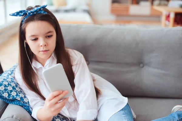 Glücklich Preteen Mädchen Entspannen Hause Auf Der Gemütlichen Couch Und — Stockfoto