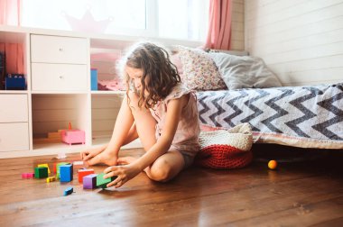 Onu temizlik kız çocuk odası ve ahşap oyuncak örme saklama çantası düzenlemek. Ev işleri ve yardım kavramı