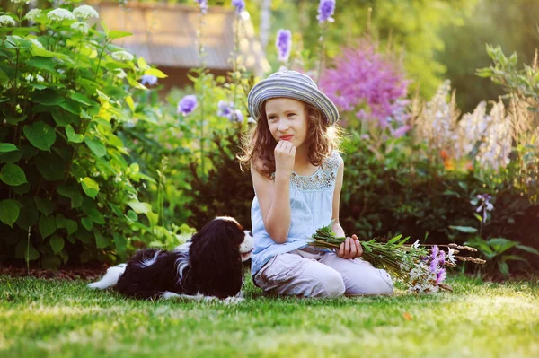 Bahçıvan Şapka Buket Çiçek Tutan Mutlu Kız Çocuk Rahatlatıcı Spaniel — Stok fotoğraf