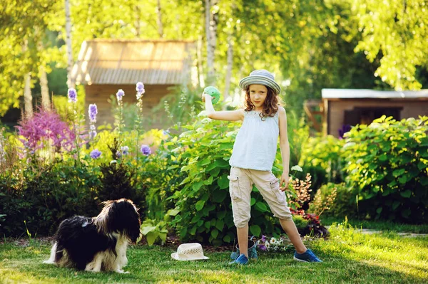 Enfant Heureux Fille Jouer Avec Son Chien Épagneul Lancer Balle — Photo