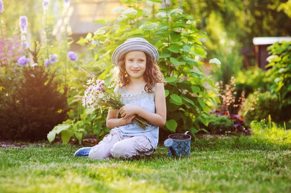 Niña Feliz Jugando Pequeño Jardinero Verano Usando Sombrero Divertido Celebración —  Fotos de Stock