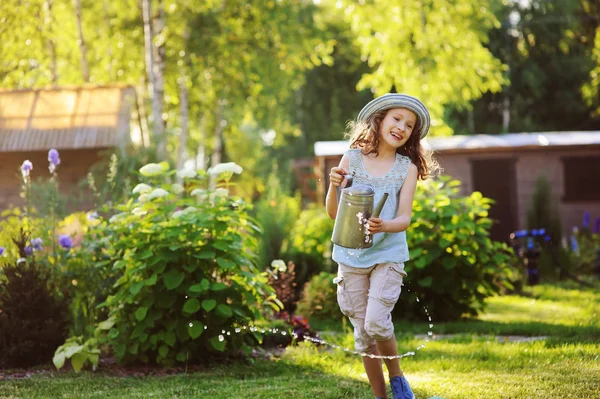 Güneşli Yaz Bahçede Sulama Ile Oynarken Bahçıvan Şapkalı Kız Mutlu — Stok fotoğraf