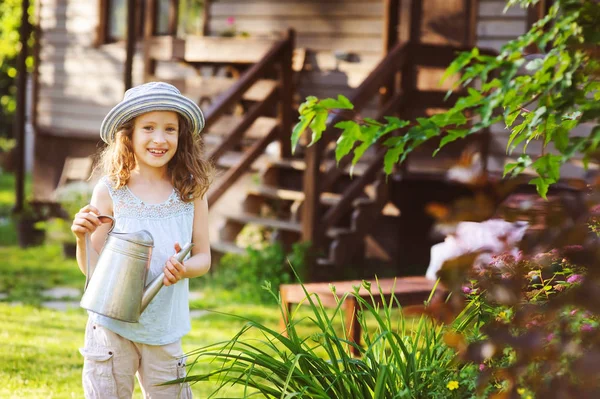 Šťastné Dítě Dívka Klobouku Hrát Malý Zahradník Pomáhá Zalévat Květiny — Stock fotografie