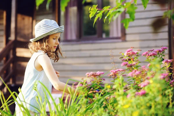 Pequeño Jardinero Niña Ayudando Recortar Cortar Arbusto Espirea Jardín Verano — Foto de Stock