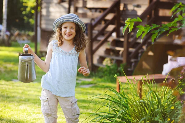 Счастливая Девочка Шляпе Играет Гирлянду Помогает Поливать Цветы Летних Каникулах — стоковое фото