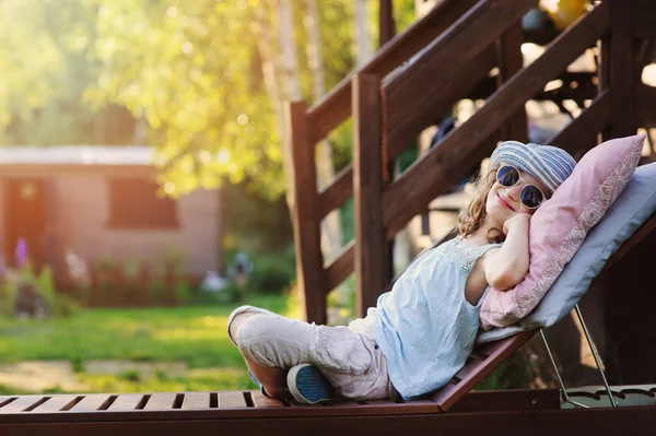 Mutlu Bir Çocukluk Kız Tembel Tatil Bahçesinde Üzerinde Rahatlatıcı Yaz — Stok fotoğraf