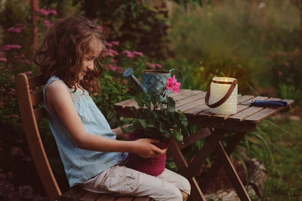 梦幻般浪漫的小女孩在傍晚的夏日花园里放松 用灯笼和烛台灯装饰 — 图库照片