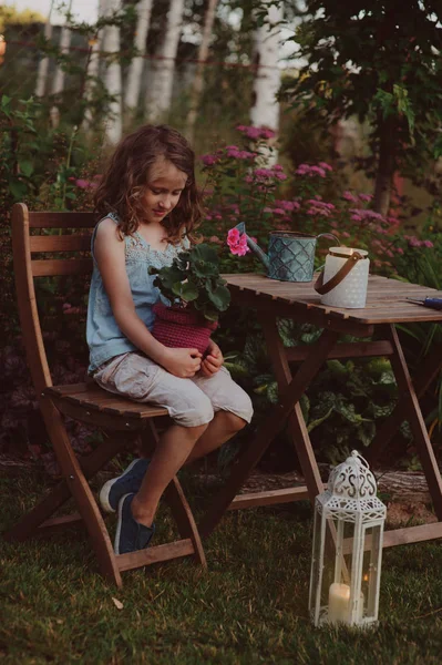 Rüya Gibi Romantik Çocuk Kız Yaz Bahçesi Akşam Rahatlatıcı Fener — Stok fotoğraf