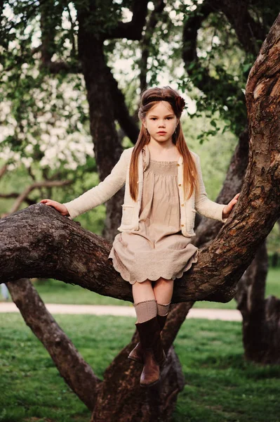 Mignonne Fille Romantique Enfant Robe Naturelle Beige Assis Sur Arbre — Photo
