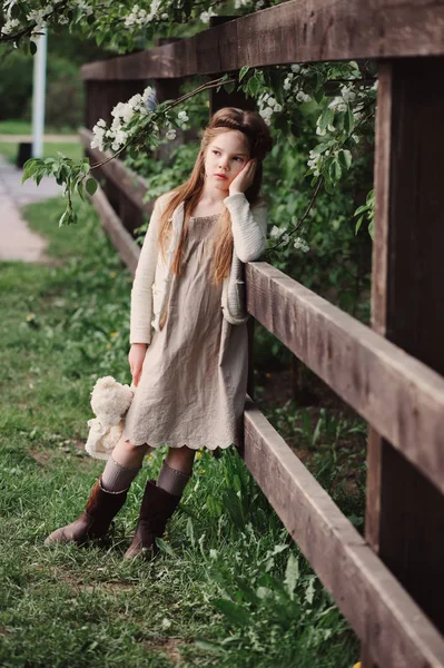 Dziewczyna Słodkie Dziecko Marzycielski Pozowanie Rustykalne Drewniane Ogrodzenie Misia Kwitnących — Zdjęcie stockowe