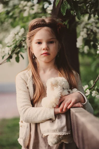 Schattig Dromerig Kind Meisje Poseren Rustieke Houten Hek Met Teddybeer — Stockfoto