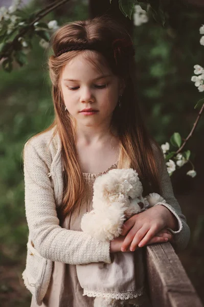 Roztomilý Pohádkový Dítě Dívka Pózuje Rustikální Dřevěný Plot Medvídek Rozkvetlé — Stock fotografie