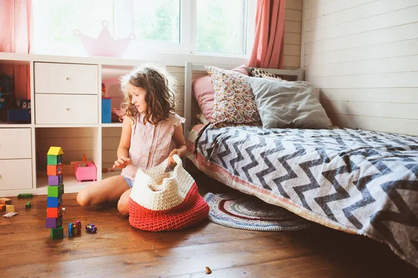 Child Girl Cleaning Her Room Organize Wooden Toys Knitted Storage — Stock Photo, Image