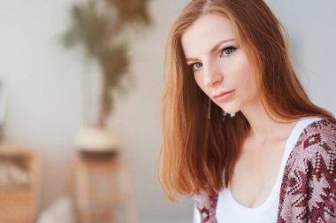 kapalı boyun dokunmak sıcak sıcacık hırka, evde poz güzel genç kadın portresi