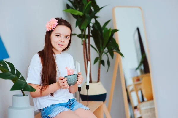 Menina Pré Adolescente Feliz Descansando Casa Sentado Com Xícara Chá — Fotografia de Stock
