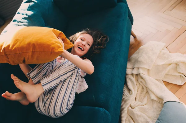 Boldog Gyerek Lány Szórakozás Otthon Lusta Hétvégén Reggel Pizsamában Hangulatos — Stock Fotó