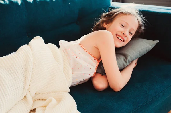 Dziecko Dziewczynka Relaks Domu Weekend Rano Spanie Przytulnej Kanapie Piżamy — Zdjęcie stockowe