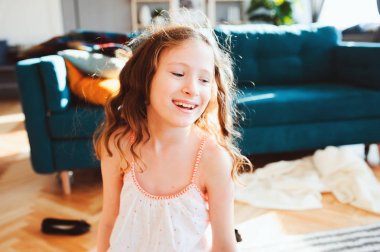 modern oturma odasında kanepede eğleniyor evde rahat hafta sonu sabah oynarken mutlu kız çocuk