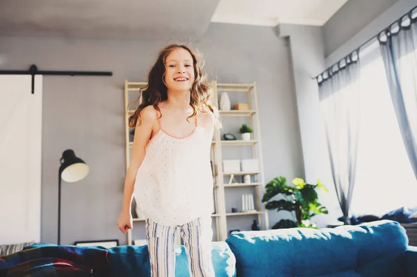 Feliz Niña Jugando Casa Fin Semana Por Mañana Saltar Sofá — Foto de Stock