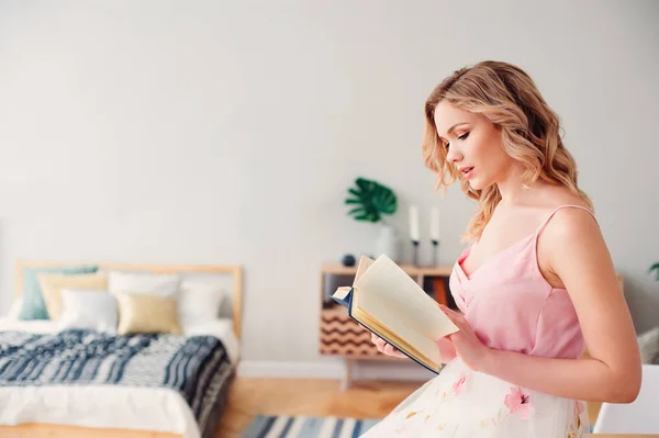 Young Beautiful Woman Reading Book Home Cozy Weekend Morning Wearing — Stock Photo, Image