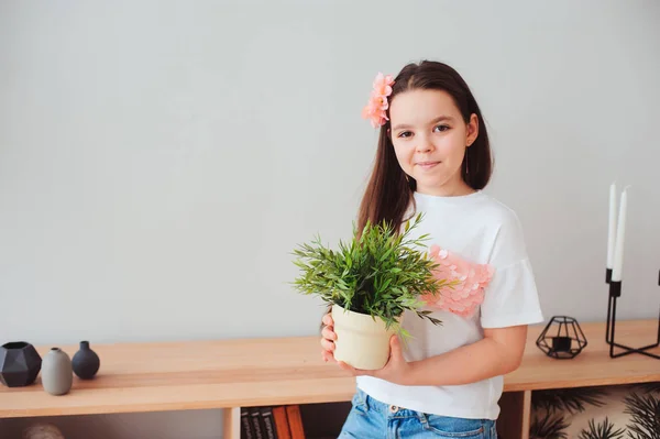 Menina Pré Adolescente Feliz Cuidando Plantas Sala Casa — Fotografia de Stock