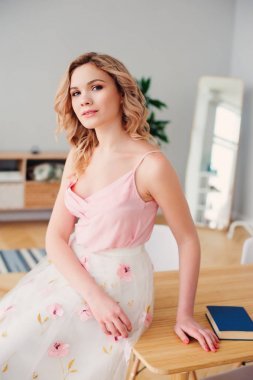 mutlu kadın modern bahar kıyafeti - nakış ve pembe top ile rahatlatıcı modern İskandinav iç evde çiçek MIDI etek